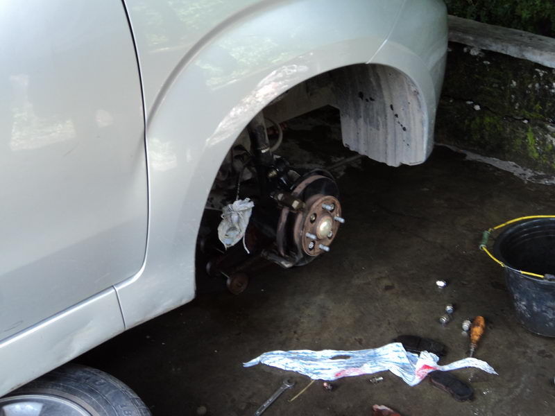 Ban Mobil yang di bongkar