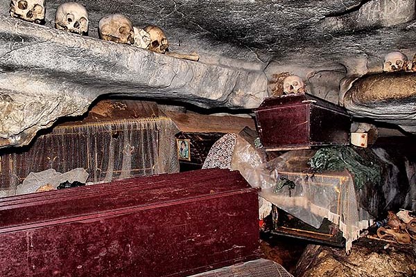 Peti Kuburan dalam Goa Batu di Londa