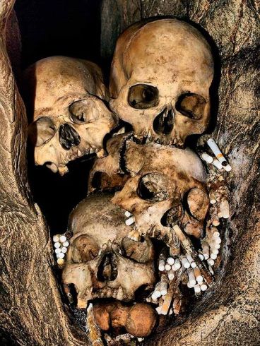 Tengkorak dan Sesajen Rokok di Goa Batu Londa