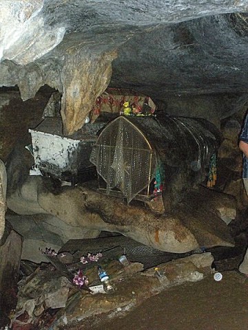 Peti Mati di Sudut Goa Batu Londa