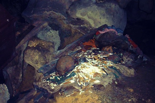 Sesajen Rokok yang Bertebaran