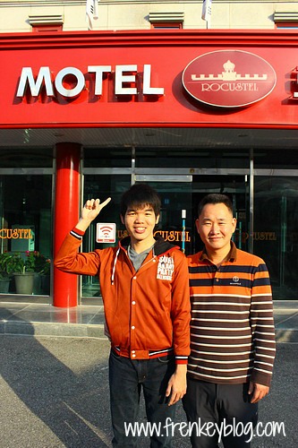 Berfoto bersama Pemilik Motel Rocustel Berfoto bersama Pemilik Motel Rocustel