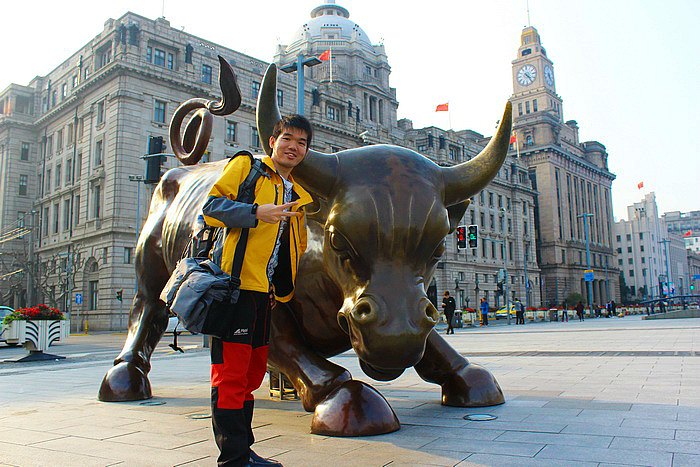 Foto Wajib Bersama "The Bund Bull" di The Bund - Shanghai