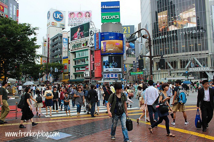 Banyak Orang Lalu Lalang dan Tempat Belanja di Shibuya - Tokyo Banyak Orang Lalu Lalang dan Tempat Belanja di Shibuya - Tokyo